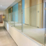 Balaustre Parapetti Recinzioni Rigenerazione balconi Balaustra con piantone VetroeXpert scaled