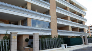 Coperture balconi vista frontale Roma VetroeXpert Vetrate Pieghevoli e vetrate a scomparsa Glassroom scaled