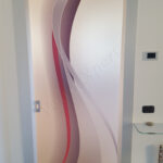 Decorazioni e Serigrafie Porta decorata elica Vetreria VetroeXpert scaled