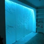 vetrate divisorie cucina soggiorno con decoro e trascinamento con led blu Roma VetroeXpert Pareti divisorie in cristallo scaled