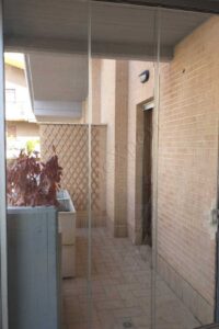 balcone diviso con vetrata scorrevole