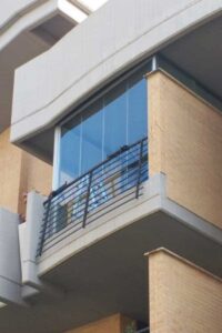 chiusura terrazzo con vetrate