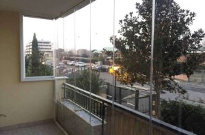 vetrata panoramica con chiusura a pacchetto in balcone