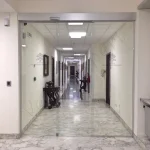Parete divisoria a vetri a battente con serigrafia Roma VetroeXpert Porte in vetro su misura e Pareti divisorie