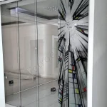 Parete divisoria con decoro Roma VetroeXpert Porte in vetro su misura e Pareti divisorie scaled