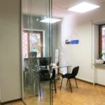 Parete divisoria scorrevole in ufficio Via Appia Nuova Roma VetroeXpert Pareti divisorie in cristallo scaled
