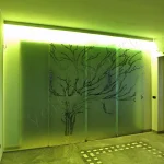 Parete divisoria su misura con porta scorrevole e decorazione a mano Roma VetroeXpert Porte in vetro su misura e Pareti divisorie scaled