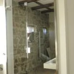 Parete in vetro divisoria per bagno con anta abattente aperta Marino Roma VetroeXpert Pareti divisorie in cristallo scaled
