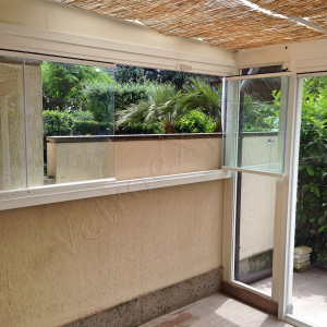 Particolare apertura Vetrate Glassroom copertura parziale balcone Roma VetroeXpert Vetrate Pieghevoli e vetrate a scomparsa Glassroom