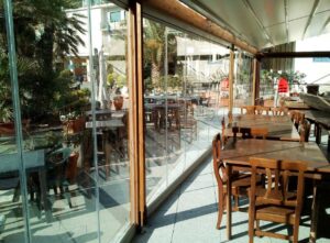 Pergotenda con vetrate scorrevoli ed a pacchetto Roma VetroeXpert Vetrate Pieghevoli e vetrate a scomparsa Glassroom