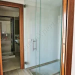 Porta in vetro a battente con parete divisoria Roma VetroeXpert Porte in vetro su misura e Pareti divisorie