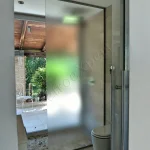 Porta temperata scorrevole satinata con maniglione grande Roma VetroeXpert Porte in vetro su misura e Pareti divisorie 1