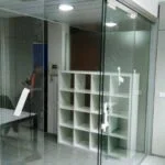 Suddivisione uffici con vetrata movibile scorrevole con cristallo trasparente temperato Roma VetroeXpert Pareti divisorie in cristal