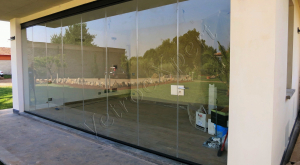 Vetrata pieghevole chiusa balcone vista frontale Roma VetroeXpert Vetrate Pieghevoli e vetrate a scomparsa Glassroom 1