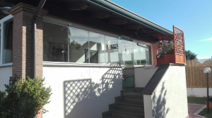 Vetrate Glassroom con porta a vetro di entrata Roma VetroeXpert Vetrate Pieghevoli e vetrate a scomparsa Glassroom