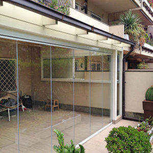 Vetrate Glassroom copertura parziale balcone vista frontale Roma VetroeXpert Vetrate Pieghevoli e vetrate a scomparsa Glassroom