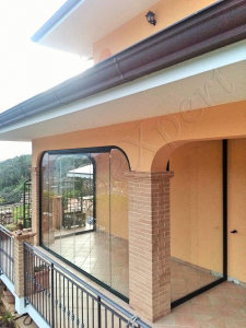 Vetrate Glassroom copertura parziale balcone vista laterale Roma VetroeXpert Vetrate Pieghevoli e vetrate a scomparsa Glassroom