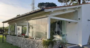 Vetrate panoramiche e Vetrate pieghevoli Glassroom Vetrata panoramica a pacchetto angolo con scorrevole Vetreria VetroeXpert scaled