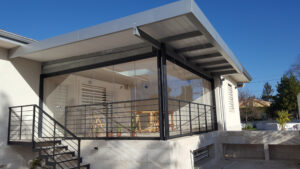 Vetrate panoramiche e Vetrate pieghevoli Glassroom Vetrata panoramica con copertura in metallo Vetreria VetroeXpert scaled