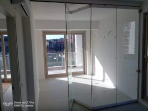 Vetrate panoramiche e Vetrate pieghevoli Glassroom Vetrata panoramica senza profilo sul pavimento anta aperta Vetreria VetroeXpert