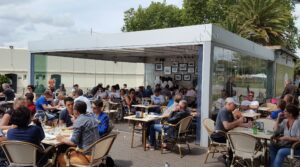 Vetrate panoramiche installate in un bar con pergola bioclimatica scaled