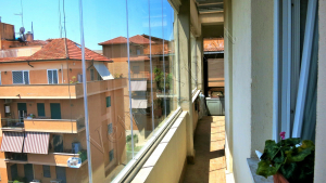 Vetrate pieghevoli per balconi vista laterale Roma VetroeXpert Vetrate Pieghevoli e vetrate a scomparsa Glassroom 1