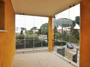 Vista interna particolare Vetrate Glassroom copertura balcone Roma VetroeXpert Vetrate Pieghevoli e vetrate a scomparsa Glassroom scaled