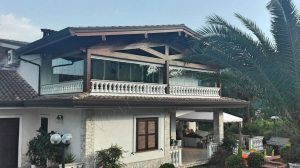 Vista latera e di insieme Vetrate Glassroom copertura balcone Roma VetroeXpert Vetrate Pieghevoli e vetrate a scomparsa Glassroom