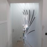 Porta Su Misura a trascinamento Con Cristallo Extrachiaro Satinato Con Decoro A Trascinamento Vetroexpert La Tua Vetreria A Roma