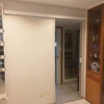 Porta Su Misura Extrachiara Scorrevole Con Mantovana Ed Accessori Bianchi Vetroexpert La Tua Vetreria A Roma