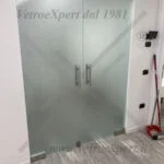 porta a battente in vetro opaco aperta chiusa