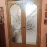 porta con dettaglio decorativo in vetro opaco