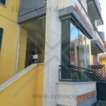 porta a battente in cristallo per condominio