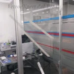 porta in cristallo personalizzata con colori per ufficio