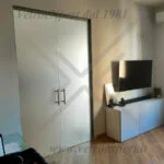 porta a battente in vetro opaco a roma