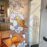 porta in cristalllo decorata con fiori colorati 2