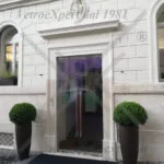 porta a battente in cristallo in ambiente decorato
