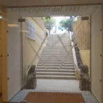 porta a battente in vetro su misura con scalinata