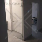 porta a battente in vetro per interni su misura
