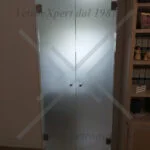 porta in cristallo opaco per separare spazi interni chiusa
