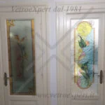 porta con dettaglio decorativo in vetro