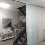 PARETE DIVISORIA IN VETRO EXTRACHIARO CON DECORO SABBIATO