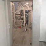decorazione albero in serigrafia su porta in vetro a roma est