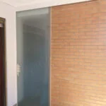 finitura semiopaca su porta in vetro