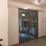 parete divisoria a vetri scuri