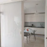 porta a battente singolo in vetro bianco