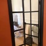 porta con vetro a griglia installato a Roma