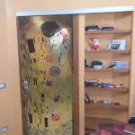 porta in vetro decorata con il bacio di klimt
