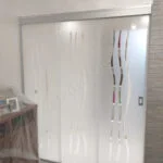porta scorrevole e parete in vetro opaco