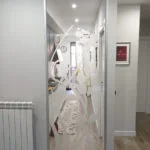 porta scorrevole in vetro cucina con decorazione